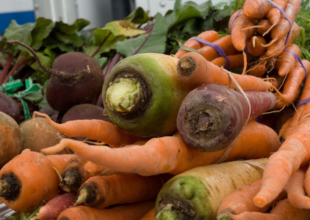 Come eliminare i pesticidi da frutta e verdure da radici